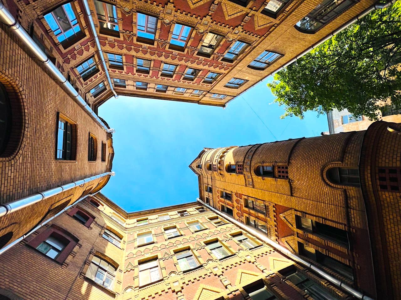 Дворы и парадные Петроградской