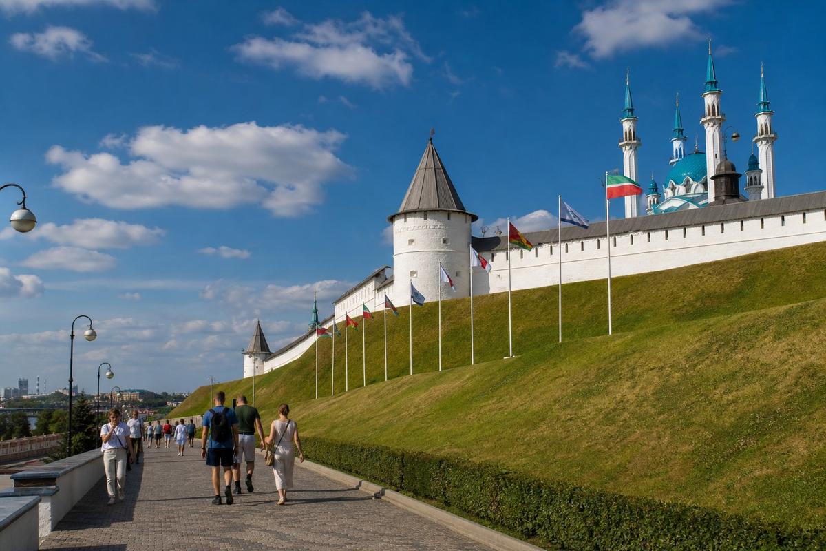 Казанский кремль и туристы на прогулке