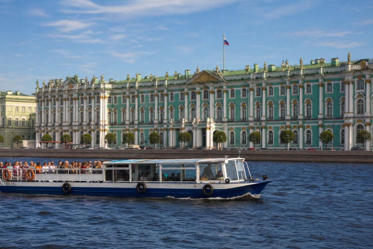 Речной теплоход на Неве у центральных набережных Речной теплоход на Неве у центральных набережных