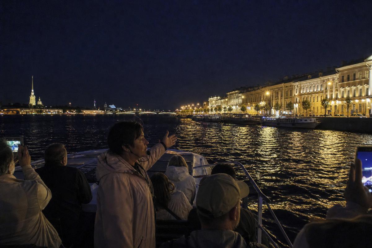 Ночной теплоход у разводного моста на Неве