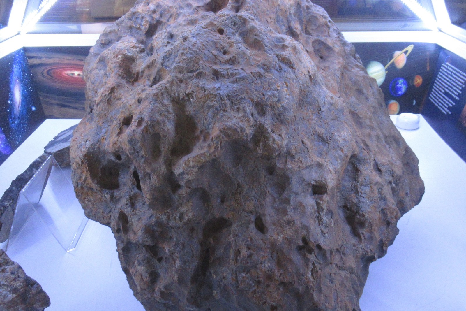 Осколок челябинского метеорита в Историческом музее Южного Урала