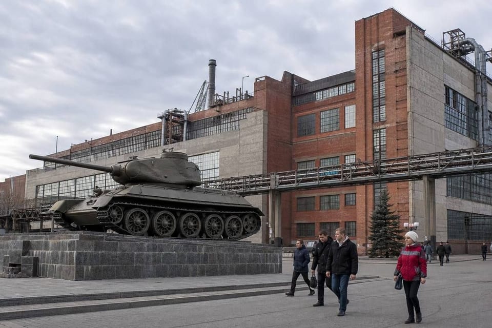 Ансамбль ЧТЗ и танк у заводских корпусов Танкограда