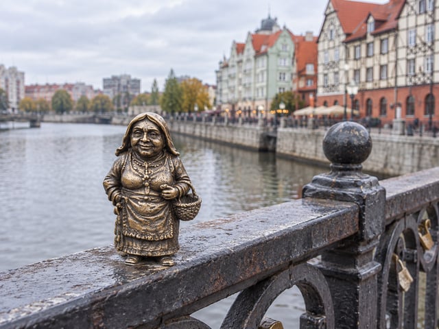 Бронзовая фигурка хомлина на Медовом мосту