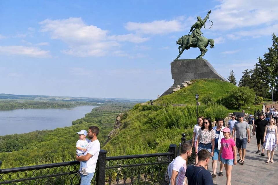Памятник Салавату Юлаеву над рекой Белой