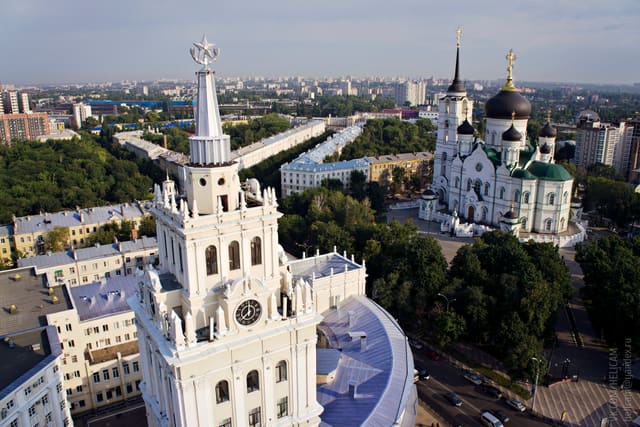 Шпиль здания управления ЮВЖД и Благовещенский собор с высоты
